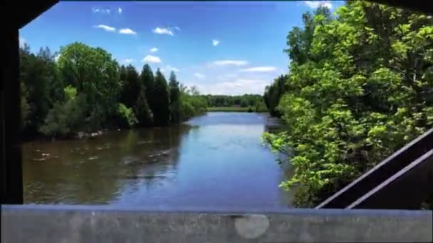 Fotograf skjuta floden från en betongbro — Stockvideo