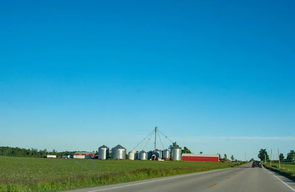 Bedrijfsgebouwen Aan Het Einde Van Een Groot Veld Dat Zich — Stockfoto