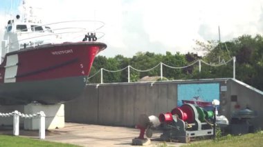  Tekne, kaldırılan motor ve pervanenin yanındaki büyük beton blokların üzerinde duruyor..