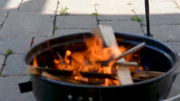 在一个大锅子里的大锅炉下面的房子的院子里 有火在燃烧 — 图库视频影像