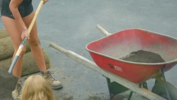 Ragazze Caricano Portato Terreno Preparato Con Fertilizzante Nella Carriola Posa — Video Stock