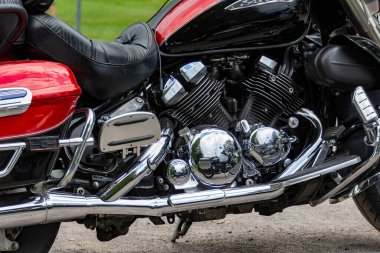 Krom kaplama susturuculu motosiklet motoru parçası.
