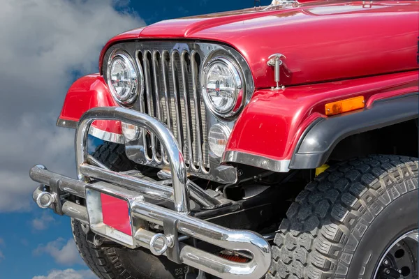 Fragmento Jeep Con Rueda Delantera Parachoques Sobre Fondo Nubes Blancas — Foto de Stock