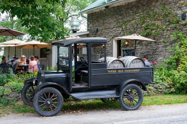酒吧附近站着一辆装有两桶啤酒作为品牌的古老卡车 — 图库照片