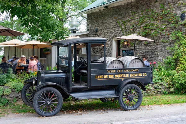 Een Oude Vrachtwagen Met Twee Vaten Bier Als Merknaam Staat — Stockfoto