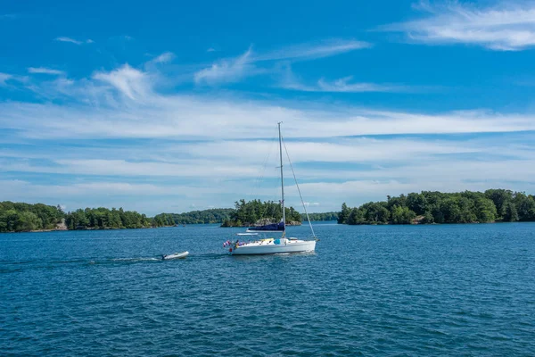 Bateau Canadien Navigue Vers Les Îles Tire Bateau Gonflable Avec — Photo