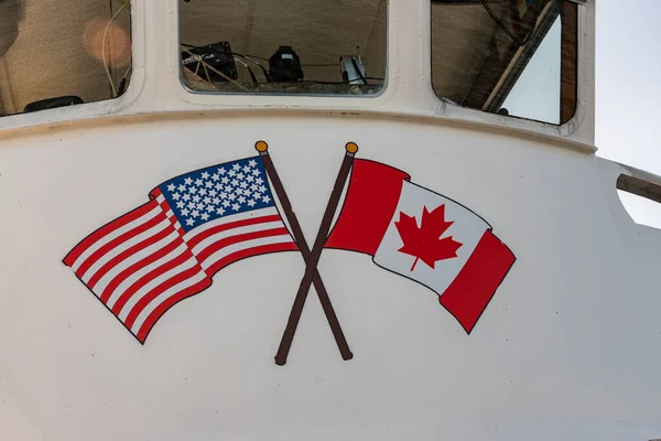 Fragment Une Cabine Bateau Croisière Avec Des Drapeaux Américains Canadiens — Photo