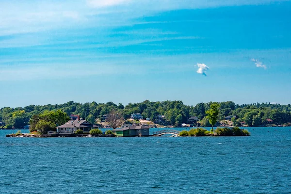 Två Holmar Med Hus Och Byggnader Förbundna Med Knölbro — Stockfoto