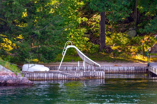 Toboggan Pour Enfants Avec Descente Dans Eau Rivière — Photo