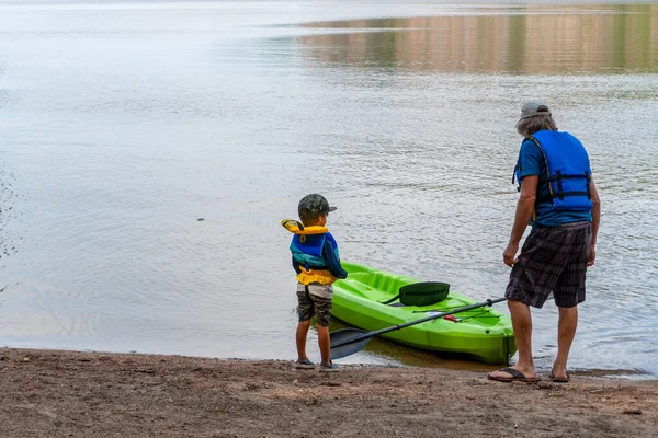 Tekneye Binmeden Önce Büyükbaba Torununa Kanoyla Açılırken Nasıl Davranması Gerektiğini — Stok fotoğraf
