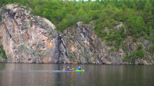 奶奶在湖上的两只皮划艇上游泳 游到大石头上 — 图库视频影像