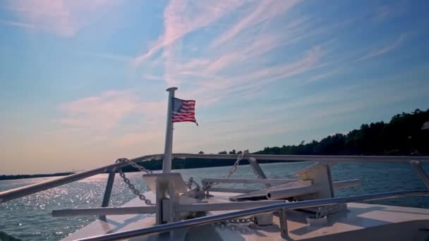 Barco Está Navegando Rio Lawrence Com Uma Pequena Bandeira Americana — Vídeo de Stock