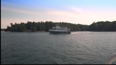 Turistlerin yaz aylarında nehir boyunca seyahat ettiği bir nehir yolcu gemisiyle gezintiye çıkacağız.