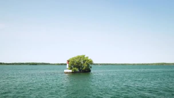 Bouée Rouge Blanche Avec Nid Oiseau Côté Une Île Milieu — Video