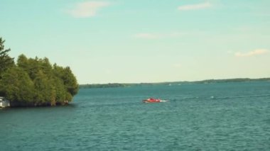 Tekne aceleyle körfezdeki kapalı otoparka gidiyor.