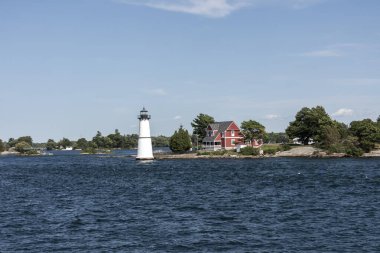 St. Lawrence Nehri 'ndeki adalardan birinde eğlence için deniz feneri gemileri, botlar ve yatlar.