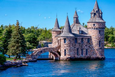 Kaleyi adaya bağlayan bir köprüye sahip taşlardan yapılmış bir şatosu olan büyük bir adanın parçası.