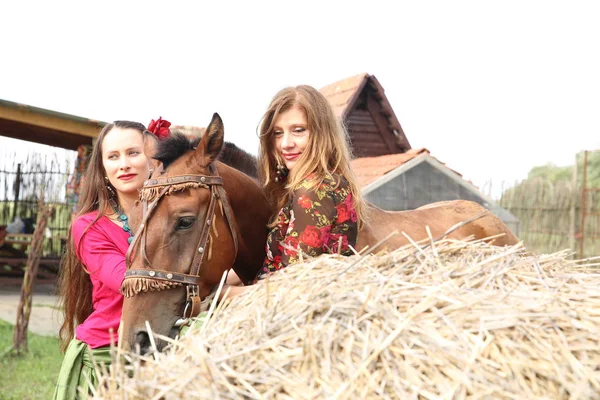 Zwei Schöne Zigeuner Heller Kleidung Mit Ihrem Pferd — Stockfoto