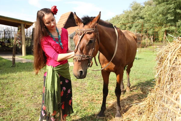 Belle Femme Gitane Avec Son Cheval Brun — Photo