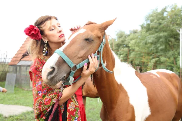 Zigeunerin Mit Pferd — Stockfoto