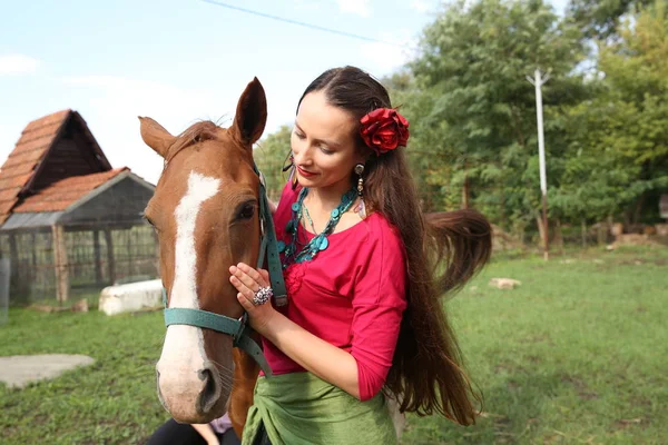 Schöne Zigeunerin Mit Ihrem Braunen Pferd — Stockfoto