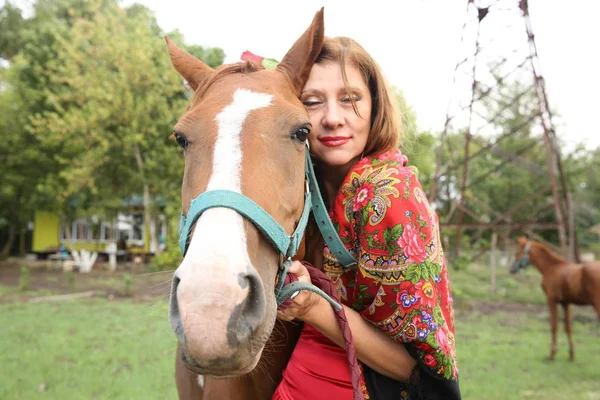 Femme Gitane Avec Cheval — Photo