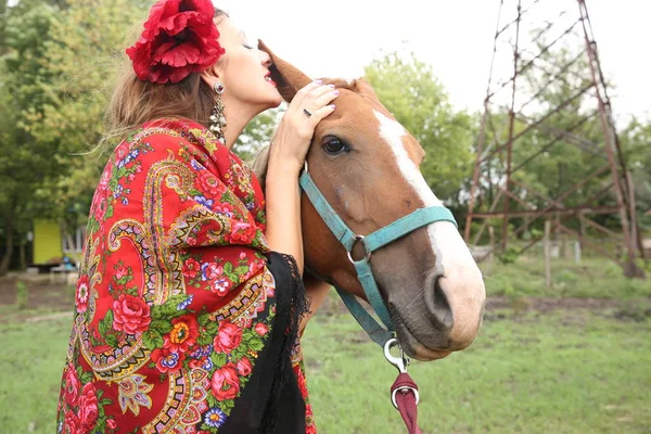 Schöne Zigeunerin Mit Pferd — Stockfoto