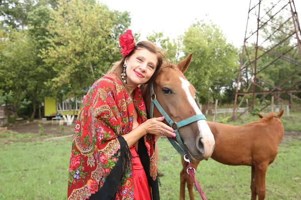 Mulher Cigana Bonita Com Cavalo — Fotografia de Stock