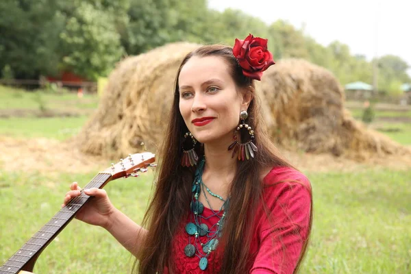 Schöne Frau Mit Einer Gitarre Und Einer Roten Rose Haar — Stockfoto