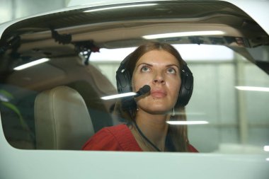 gökyüzüne spor araba kabinde kız pilot görünüyor