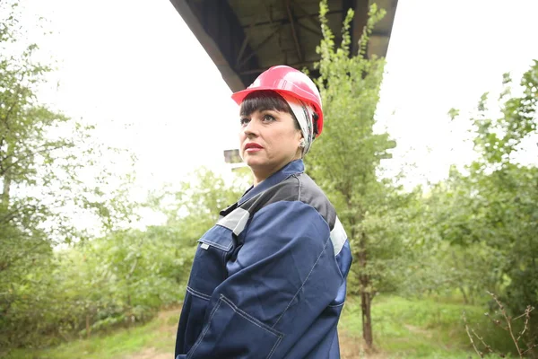 Vrouw Werkkleding Een Helm — Stockfoto