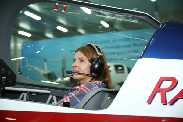 Piloto Menina Cockpit Avião Esportes Fones Ouvido Prontos Para Voo — Fotografia de Stock