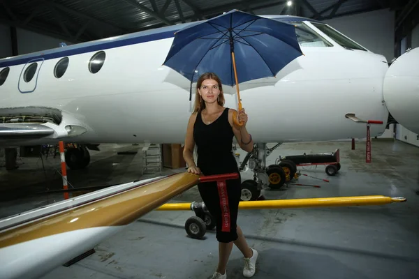 Piloto Menina Com Guarda Chuva Fundo Avião Piloto Não Tem — Fotografia de Stock