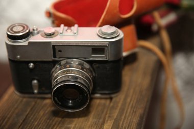 Vintage fotoğraf makinesi retro tarzı ahşap bir yüzey üzerinde gümüş bir çekim ile