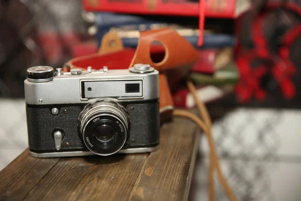 Vintage Fotoğraf Makinesi Retro Tarzı Ahşap Bir Yüzey Üzerinde Gümüş — Stok fotoğraf