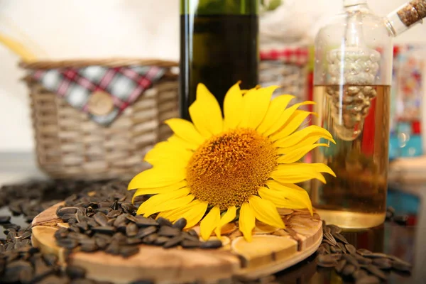 Olio Girasole Una Bottiglia Vetro Con Semi Naturali Fiore Girasole — Foto Stock