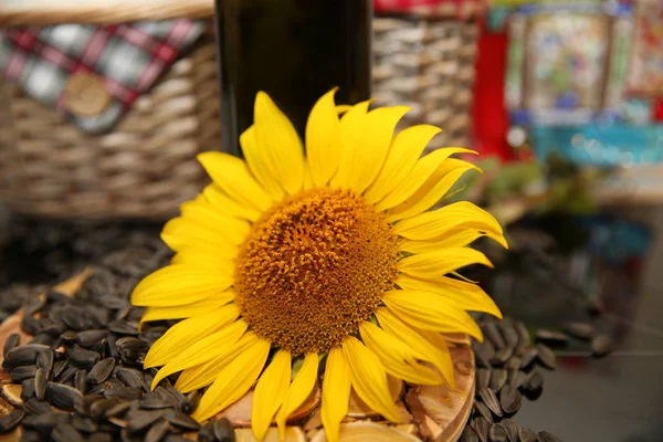 Подсолнечное Масло Стеклянной Бутылке Натуральными Семенами Цветком Подсолнечника — стоковое фото
