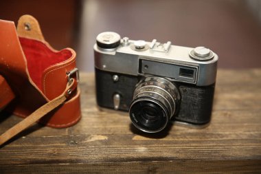 Vintage fotoğraf makinesi ile bir lens ve kendi halinde bir ahşap yüzeye
