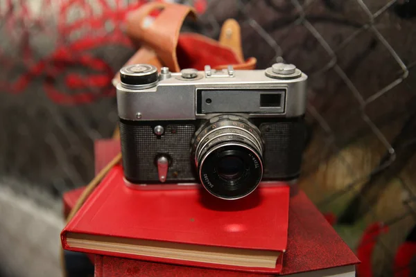 赤い古い本のレンズとビンテージ カメラ — ストック写真