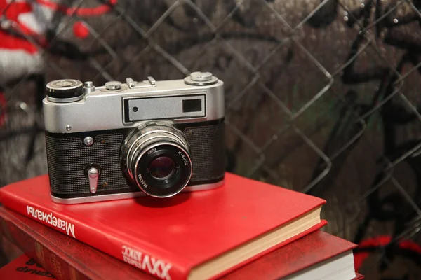 赤い古い本のレンズとビンテージ カメラ — ストック写真