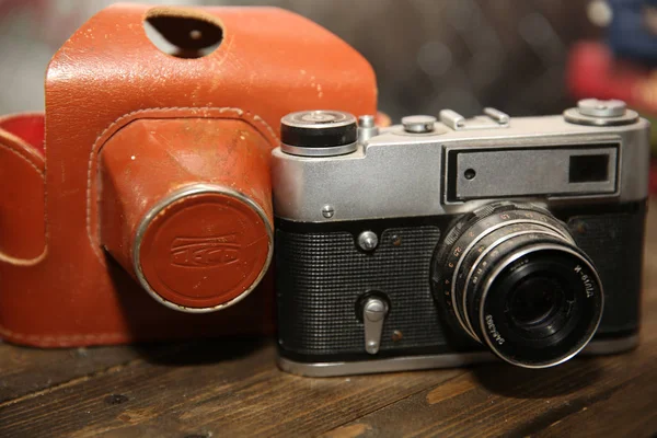 ビンテージ カメラ レンズと木製の表面 ケース — ストック写真