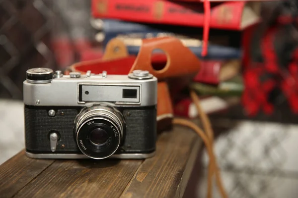 Câmera Vintage Com Uma Lente Sua Caixa Uma Superfície Madeira — Fotografia de Stock