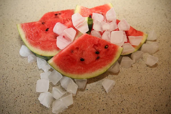 Wassermelone Rot Süß Natürlich Geschnitten Mit Eiswürfeln — Stockfoto