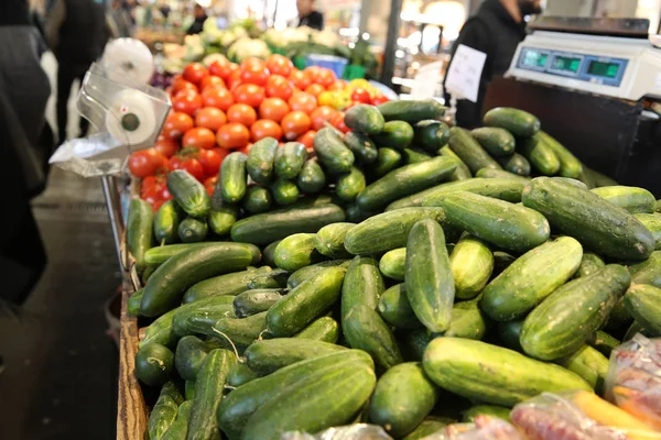 新鮮なキュウリや野菜市場で — ストック写真