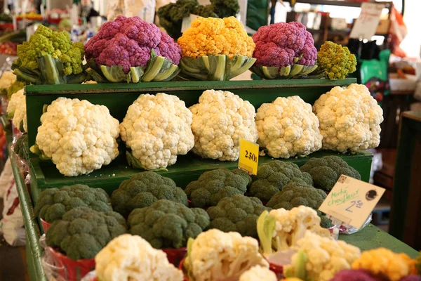 콜리플라워 브로콜리와 시장에서 Romanesco — 스톡 사진