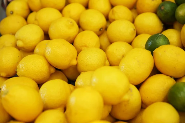Свежие Лимоны Рынке — стоковое фото