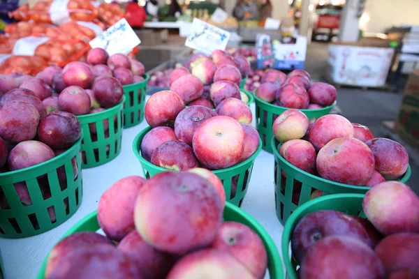 たくさんの農民市場でバスケットにリンゴの赤 — ストック写真
