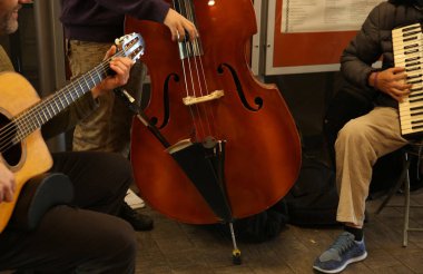 Çello, gitar ve akordeon ile sokak müzisyenleri