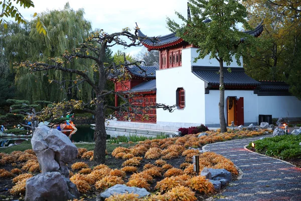 Buddyjski Pagoda Stylu Jezioro Liliami Ścieżki Kwiatów Stylu Jesień Ogrodzie — Zdjęcie stockowe