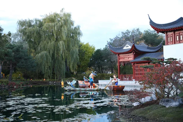 Estilo Budista Lago Con Lirios Figuras Que Brillan Oscuridad Parque — Foto de Stock